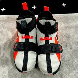 🖤🧡💛🩶EUC LEBRON SNEAKERS🩶💛🧡🖤